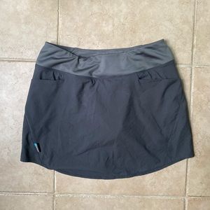 Simms Guide skort with pockets. Size small